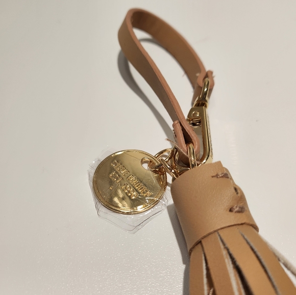 Steve Madden Beige Tan Leather Tassel Accessory Gold Hardware ClipOn Purse NWOT - Picture 2 of 3